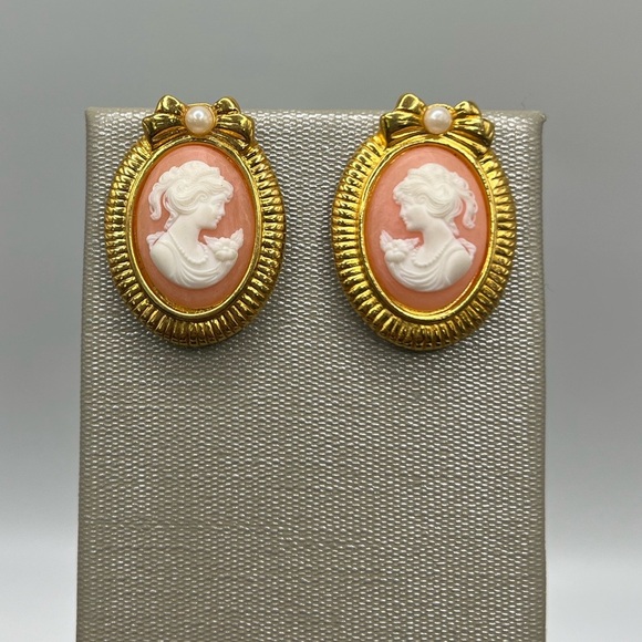 Vintage Avon Pastel Pink Cameo Silhouette Gold Tone Stud Earrings - Picture 1 of 5